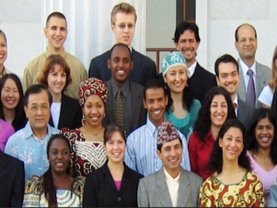 Een Volk - Bahá'u'lláh leer ons om 'eenheid in diversiteit' te beoefen. Bahá'ís is verenig in hul liefde vir God en word gevier vir hul diversiteit van kultuur.
